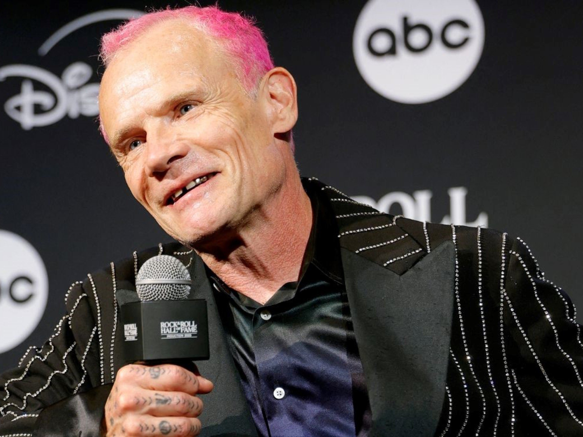 La sorpresa de Flea, el bajista de Red Hot Chili Peppers que se destapó como trompetista e hizo un disco de jazz