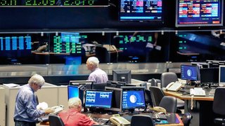 El Merval cayó 4% en la semana y el riesgo país rozó los 500 puntos