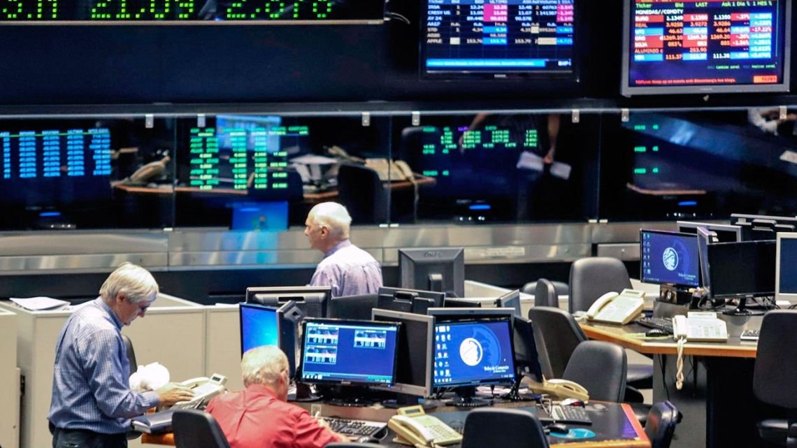 El Merval cayó 4% en la semana y el riesgo país rozó los 500 puntos