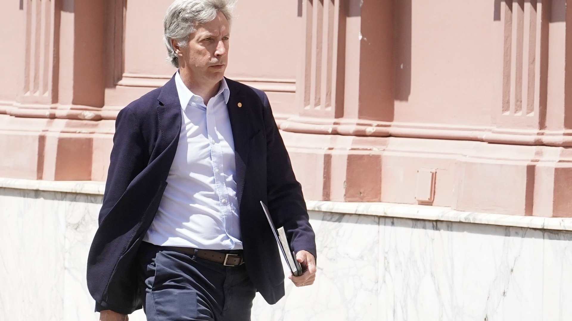 En medio de la baja del dólar, el Central anunció que liberará pesos de los encajes de los bancos para darles más liquidez