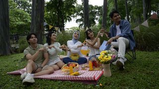 Deja de buscar el propósito de tu vida y empieza a disfrutar de un picnic: la filosofía del ‘joy-snacking’
