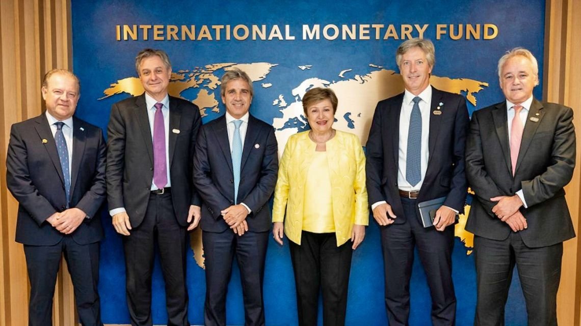 Luis Caputo sortea el test con los bonistas de julio, pero para el mercado es clave salir a emitir deuda