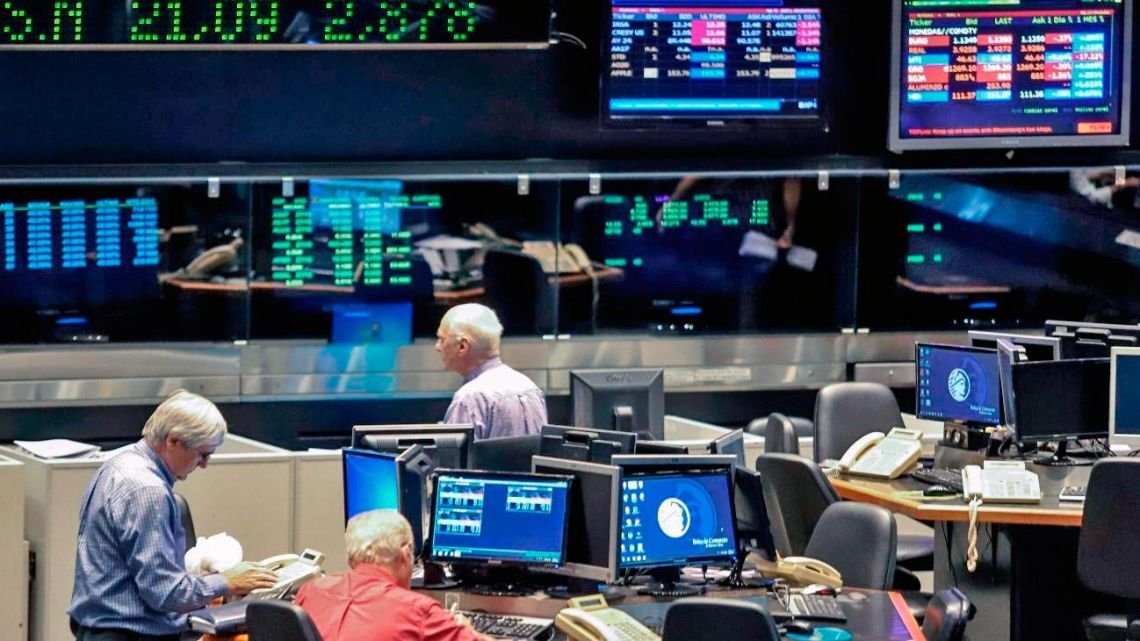 Suben las acciones y bonos tras el pacto entre EE.UU. e Irán para reabrir Ormuz