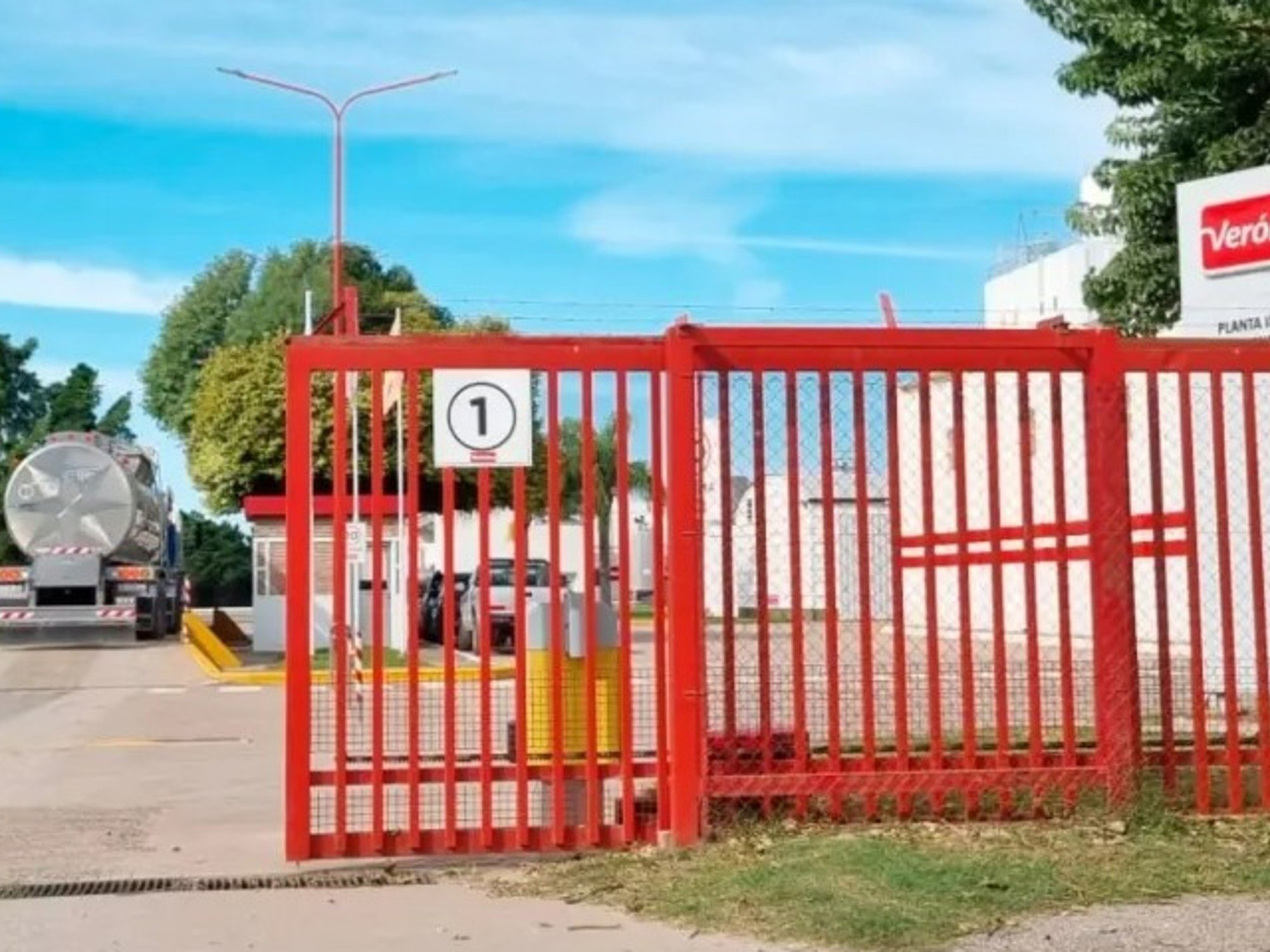 Se profundiza la crisis en Lácteos Verónica: con sus tres plantas paralizadas, los trabajadores no cobran hace seis meses y preparan una marcha para el viernes