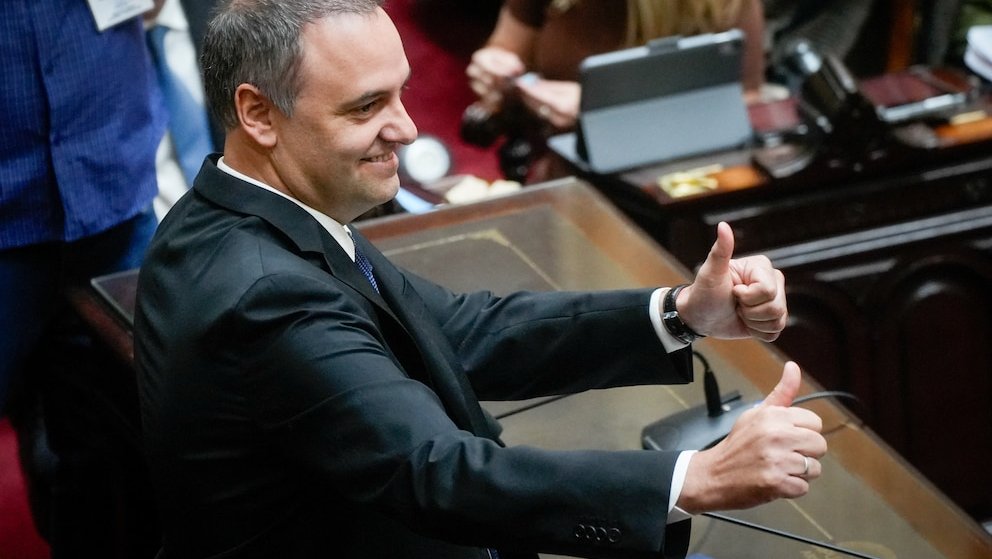Las inconsistencias, agregados y rectificaciones con las que Adorni intentó justificar el aumento de sus bienes y nivel de gastos