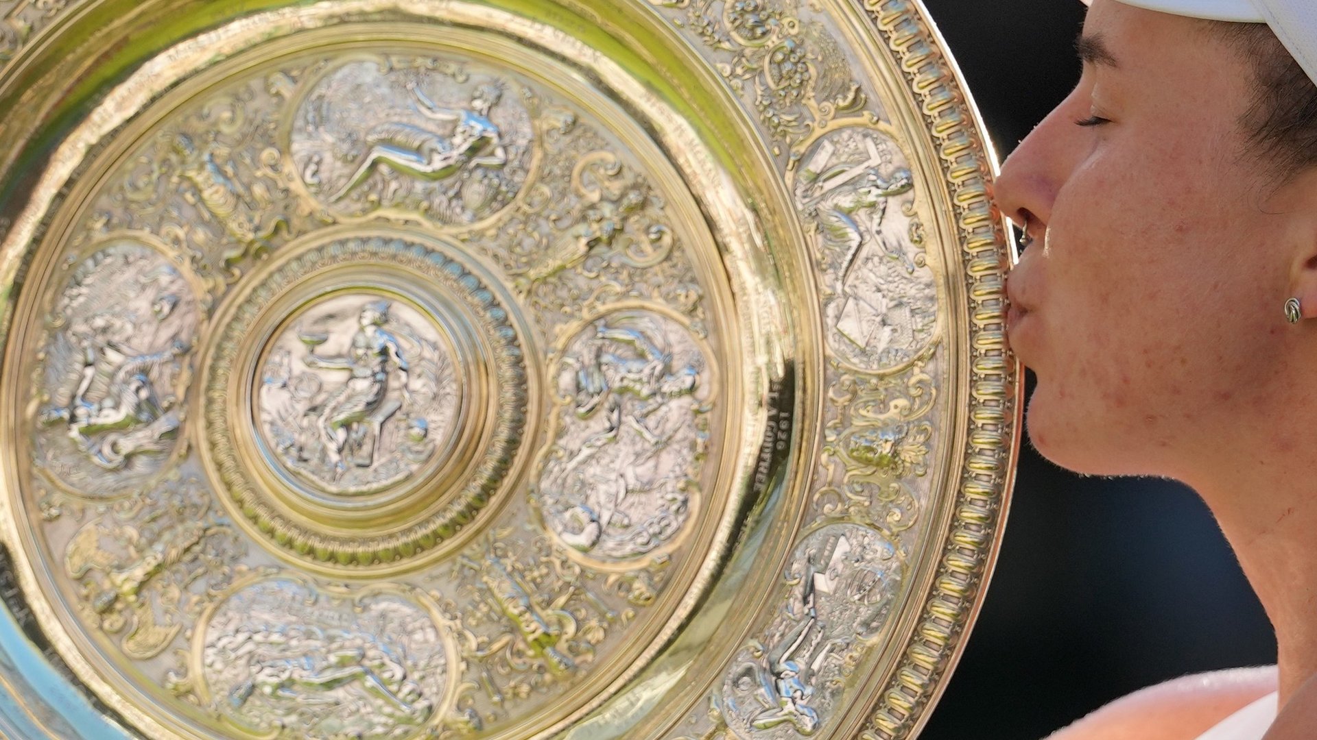 Linda Noskova, campeona de Wimbledon: el beso al cielo que convirtió su primer Grand Slam en una historia inolvidable