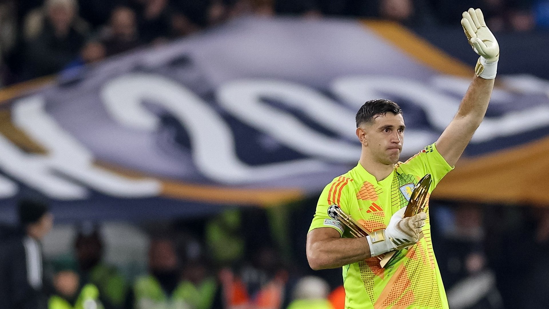 Mientras se recupera para el debut en el Mundial, Dibu Martínez suena en un gigante de Italia