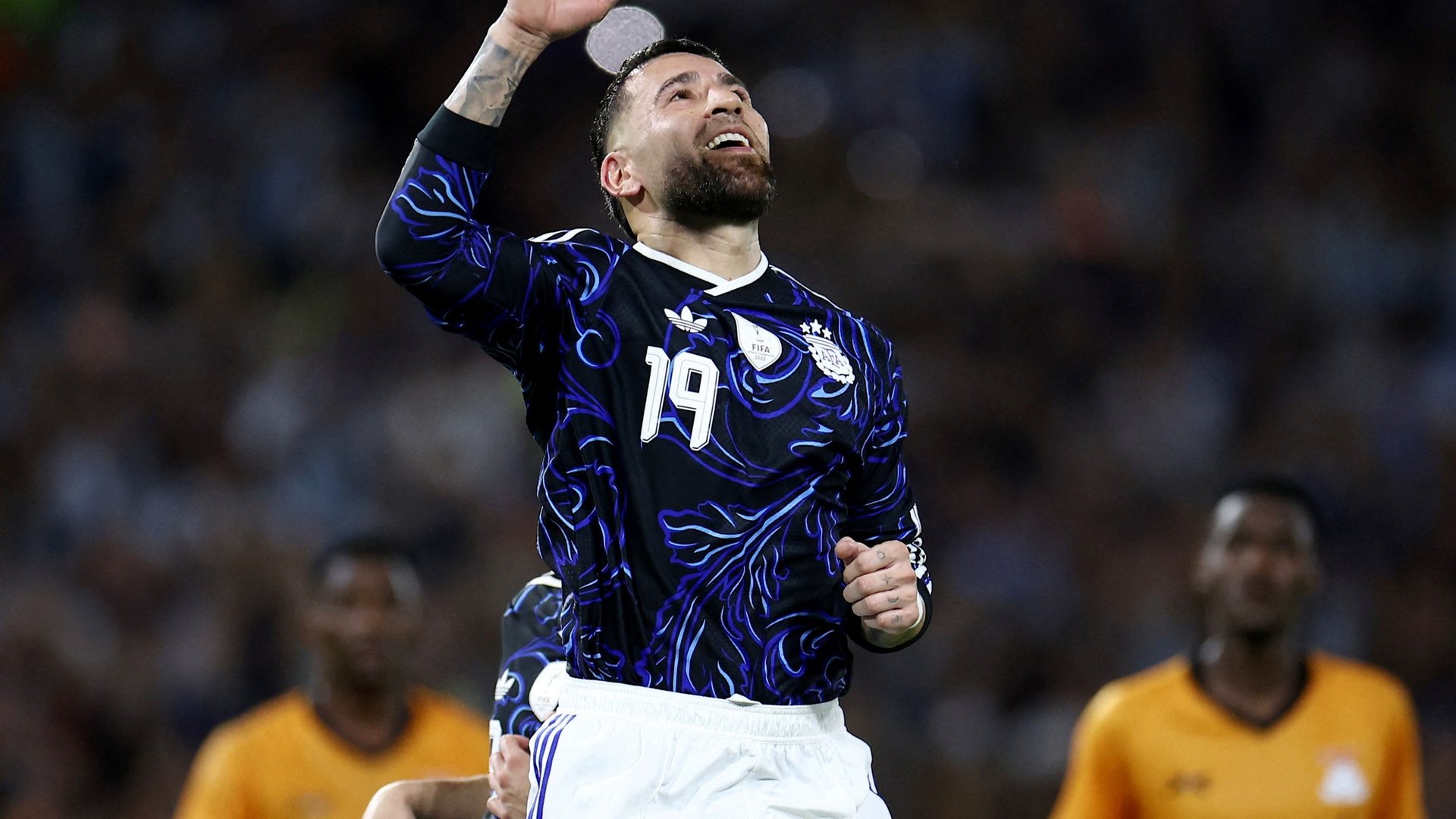 Messi y la generosidad del capitán: le "regaló" el penal a Otamendi para que tuviera una despedida redonda de la Argentina