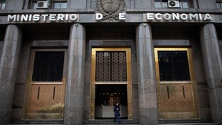 Deuda: el Gobierno liberó pesos y consiguió US$ 266 millones en el mercado
