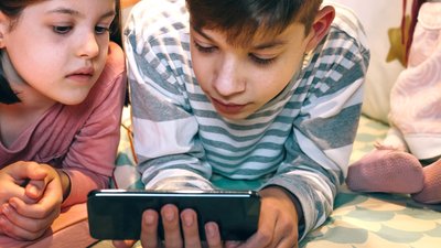 Revelan un dato curioso del perfil de los padres que les permiten a sus hijos tener celular antes de los 13 años