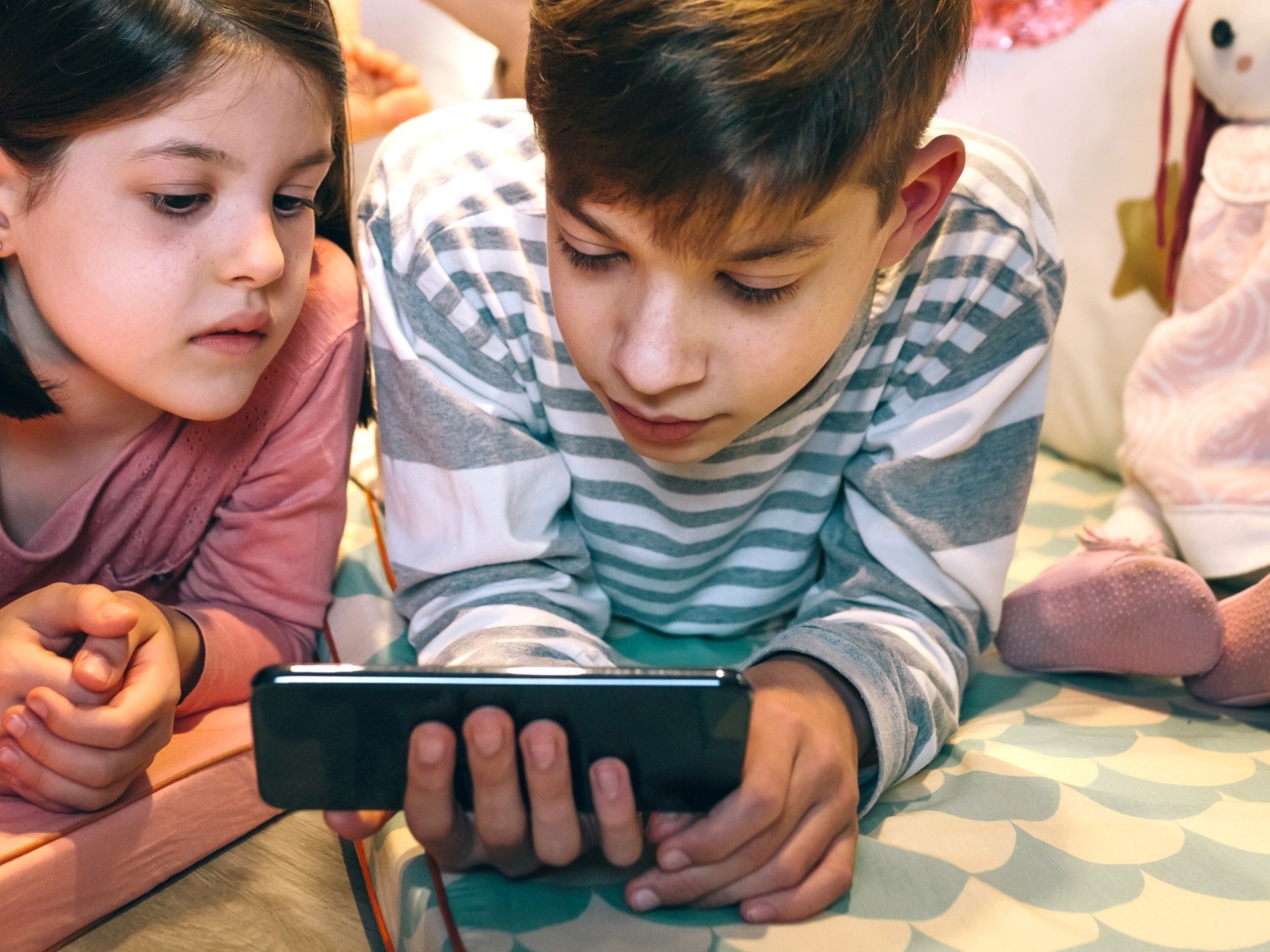 Revelan un dato curioso del perfil de los padres que les permiten a sus hijos tener celular antes de los 13 años