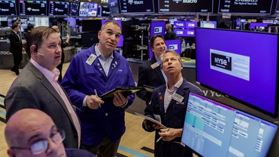 Fiesta en los mercados: los bonos argentinos saltan hasta 2,5% y cae 10% el riesgo país