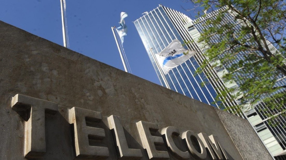 El Gobierno ordena desinvertir más de 6 millones de clientes en la compra de Telefónica