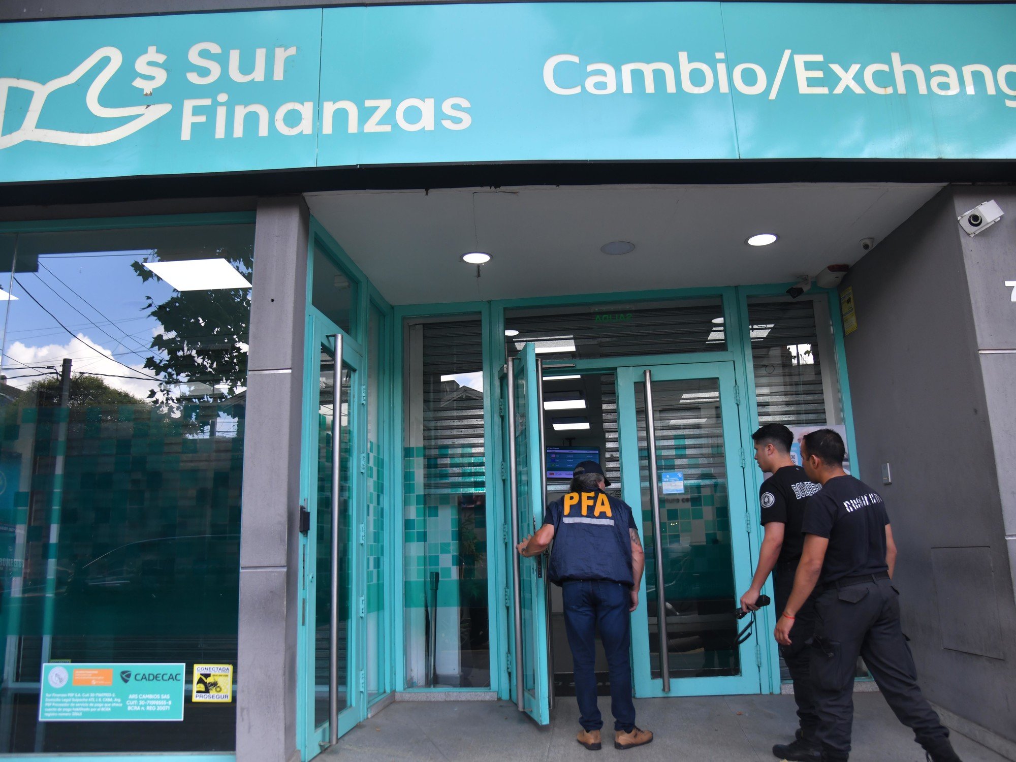 Maniobras con el dólar: el BCRA multó por $18.000 millones a la financiera ligada a "Chiqui" Tapia y le quitó el permiso para operar