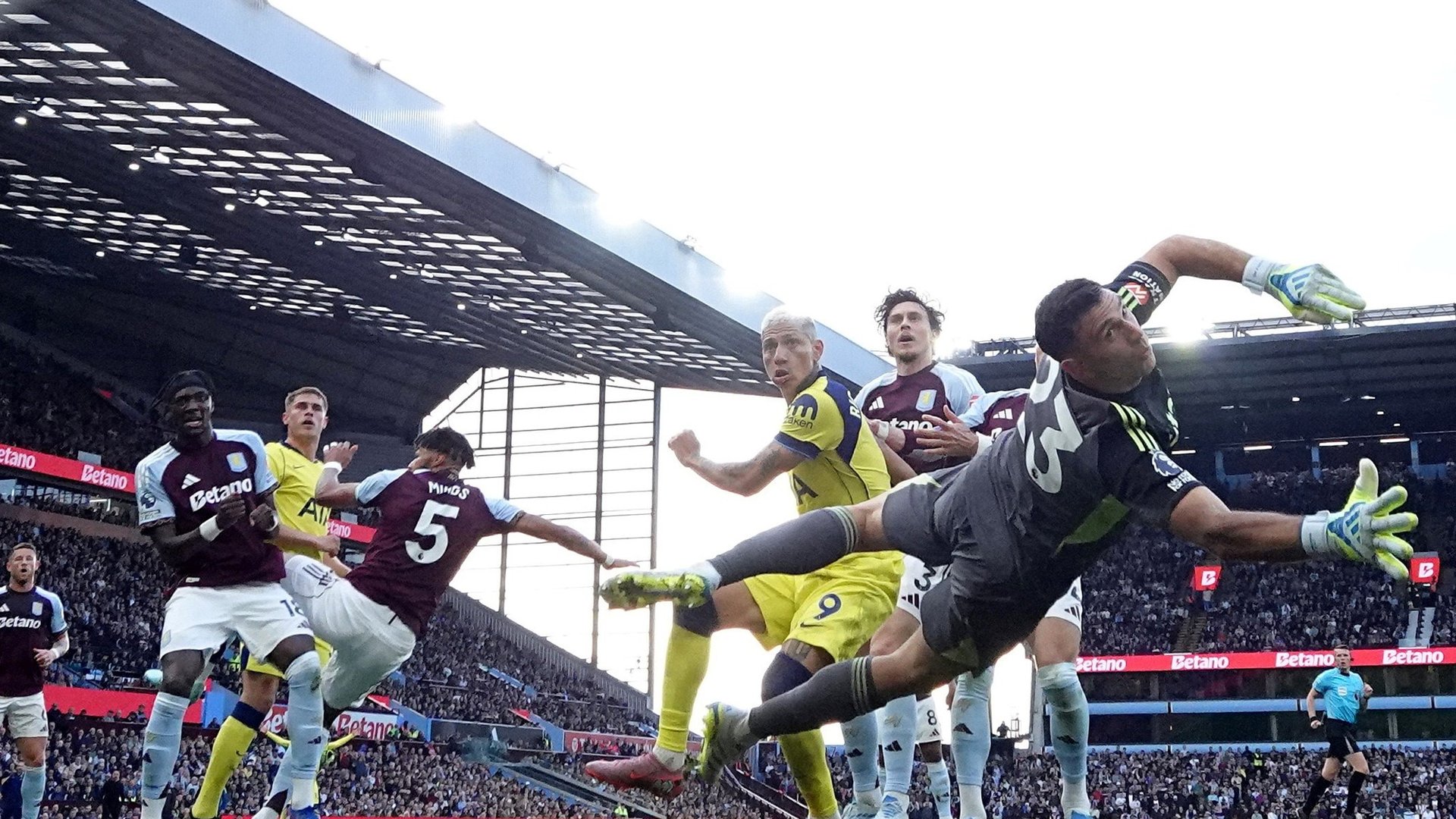 Tottenham le ganó al Aston Villa de Dibu Martínez y vuelve a soñar con la permanencia en la Premier League