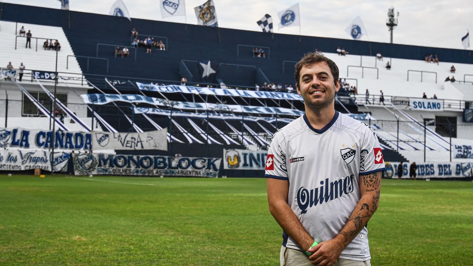 Un influencer italiano se apasionó por el Conurbano y recorre todas las canchas