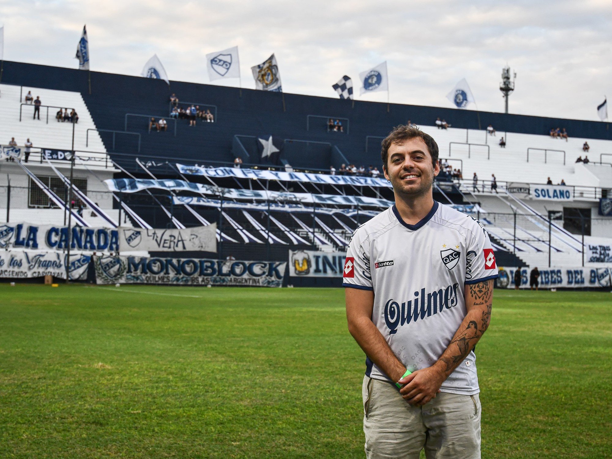 Un influencer italiano se apasionó por el Conurbano y recorre todas las canchas
