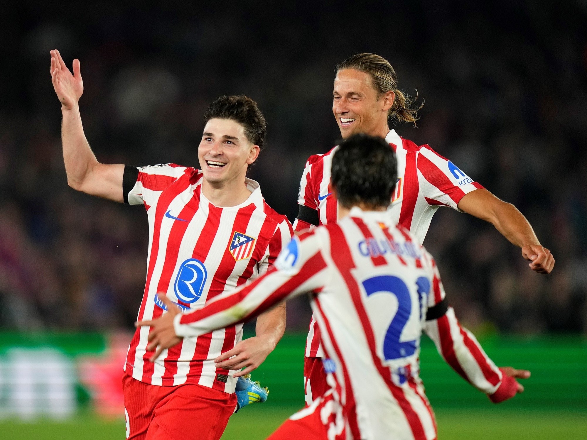 "El rey de Europa rojiblanco": lluvia de elogios a Julián Álvarez tras su golazo contra el Barcelona en la Champions
