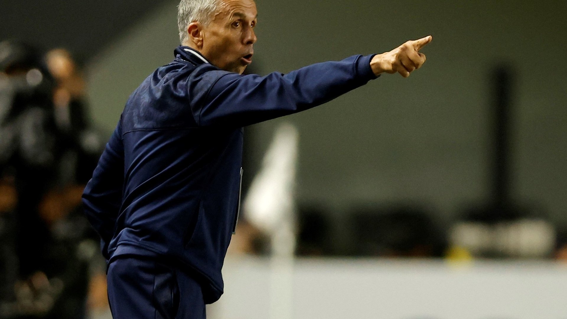 Gustavo Álvarez, el DT de San Lorenzo, denunció que un hincha de Santos le pegó después del empate en Brasil: "No tengo por qué sufrirlo"