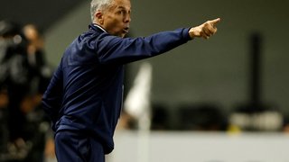 Gustavo Álvarez, el DT de San Lorenzo, denunció que un hincha de Santos le pegó después del empate en Brasil: "No tengo por qué sufrirlo"