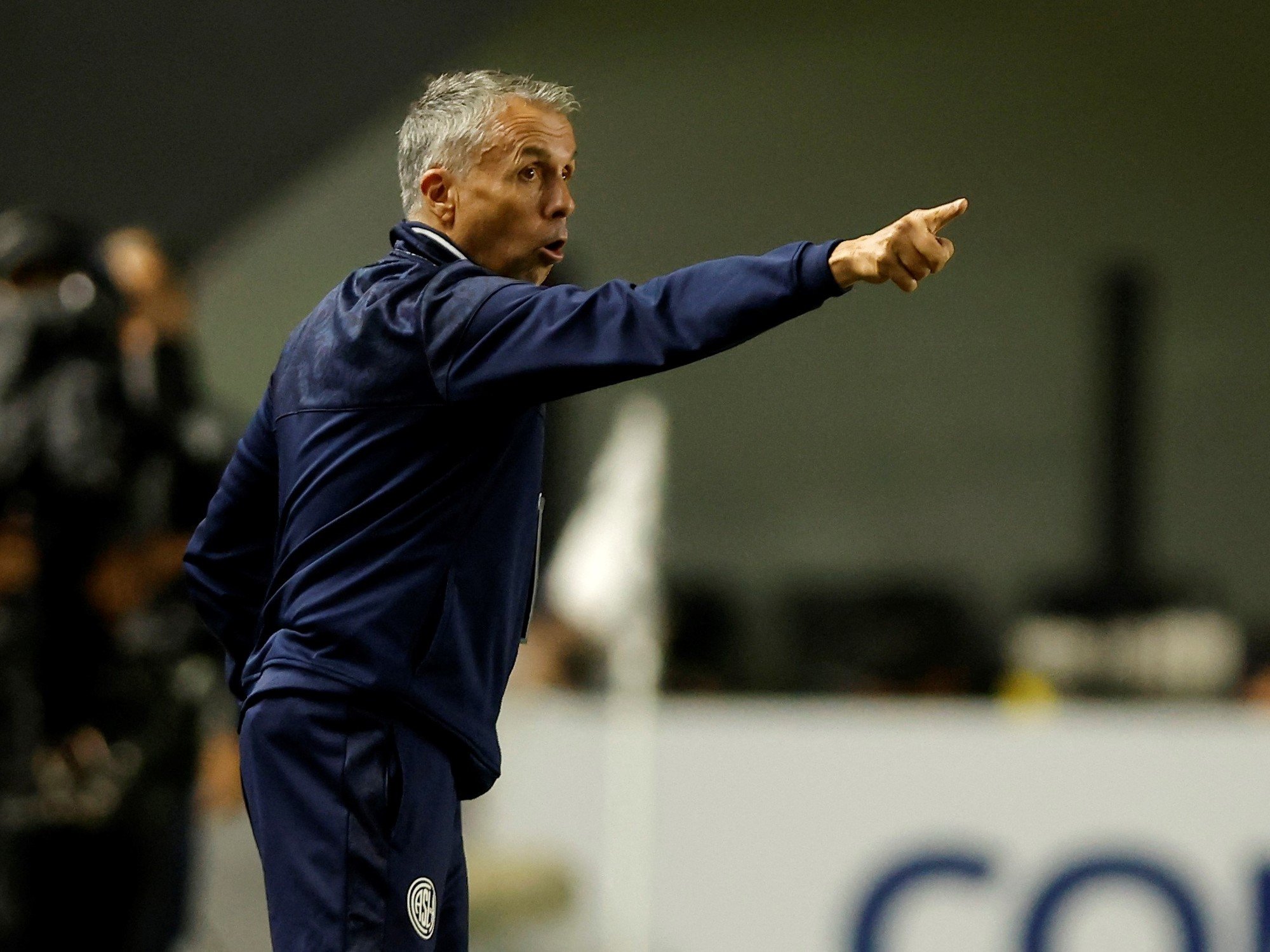 Gustavo Álvarez, el DT de San Lorenzo, denunció que un hincha de Santos le pegó después del empate en Brasil: "No tengo por qué sufrirlo"