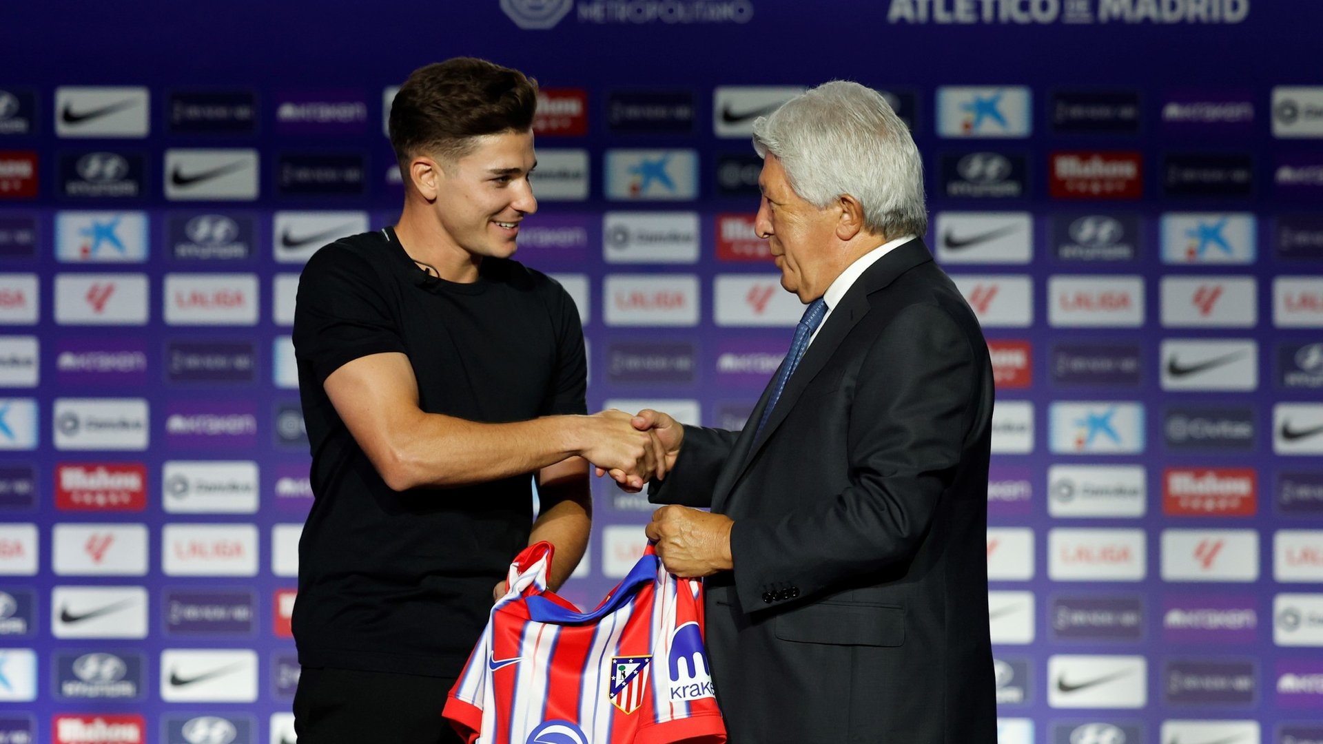 Julián Álvarez suena en el Barcelona pero el presidente del Atlético de Madrid lanzó una frase desafiante: "Yo soy Dios"