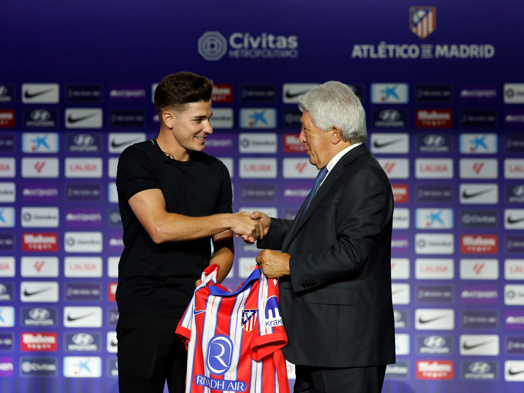 Julián Álvarez suena en el Barcelona pero el presidente del Atlético de Madrid lanzó una frase desafiante: "Yo soy Dios"