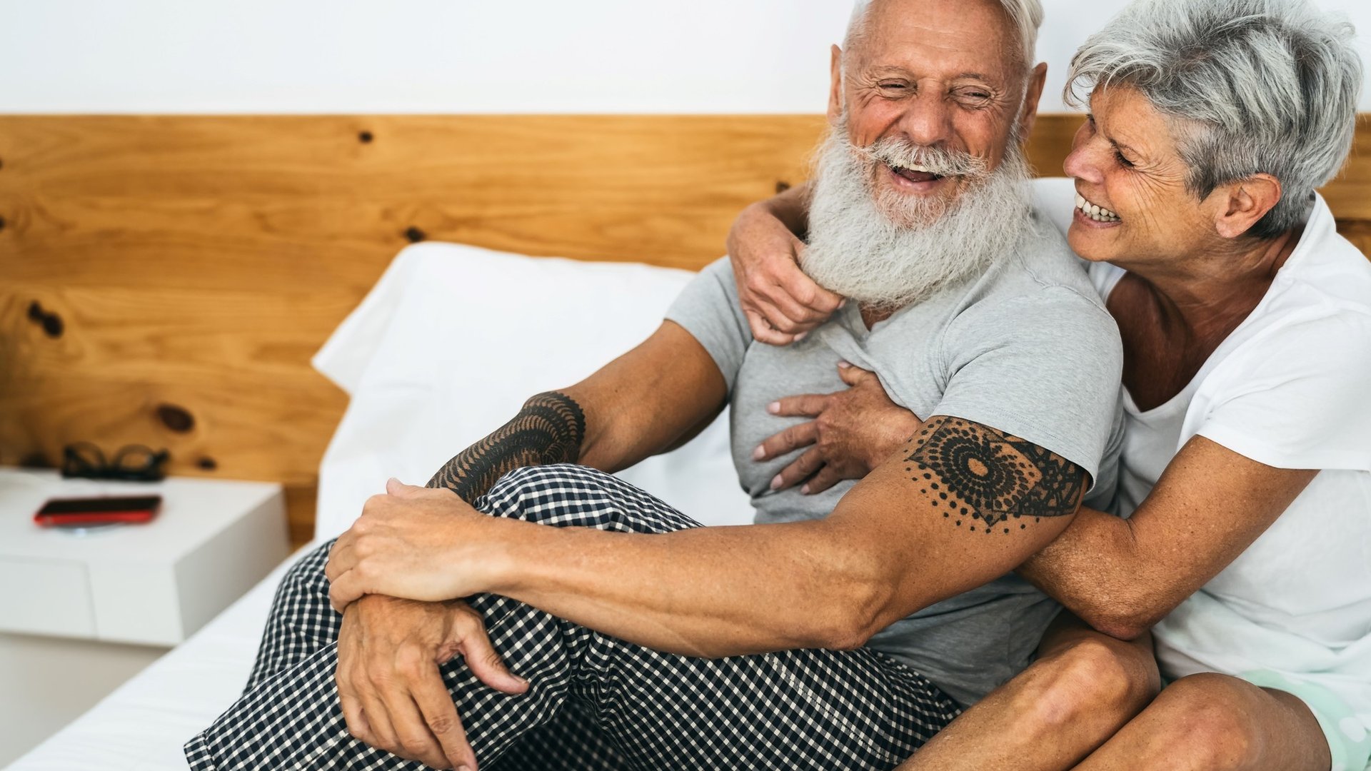 La psicología dice que las personas que alcanzan la felicidad en la segunda mitad de su vida generalmente no han resuelto sus problemas, sino que simplemente han dejado de considerarlos obstáculos para la felicidad
