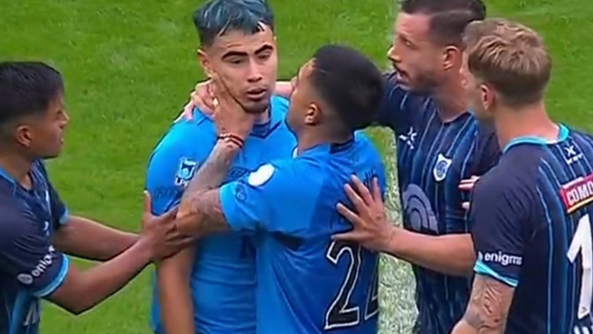 Tensión en la Copa Argentina: el Chino Zelarayán jugó 7 minutos, se descompensó en pleno partido y lo atendieron con ambulancia