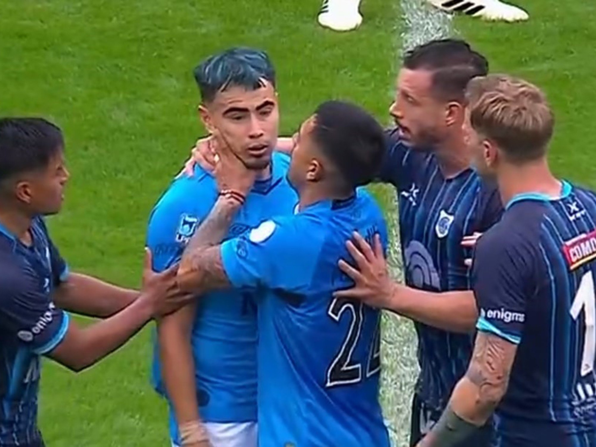 Tensión en la Copa Argentina: el Chino Zelarayán jugó 7 minutos, se descompensó en pleno partido y lo atendieron con ambulancia