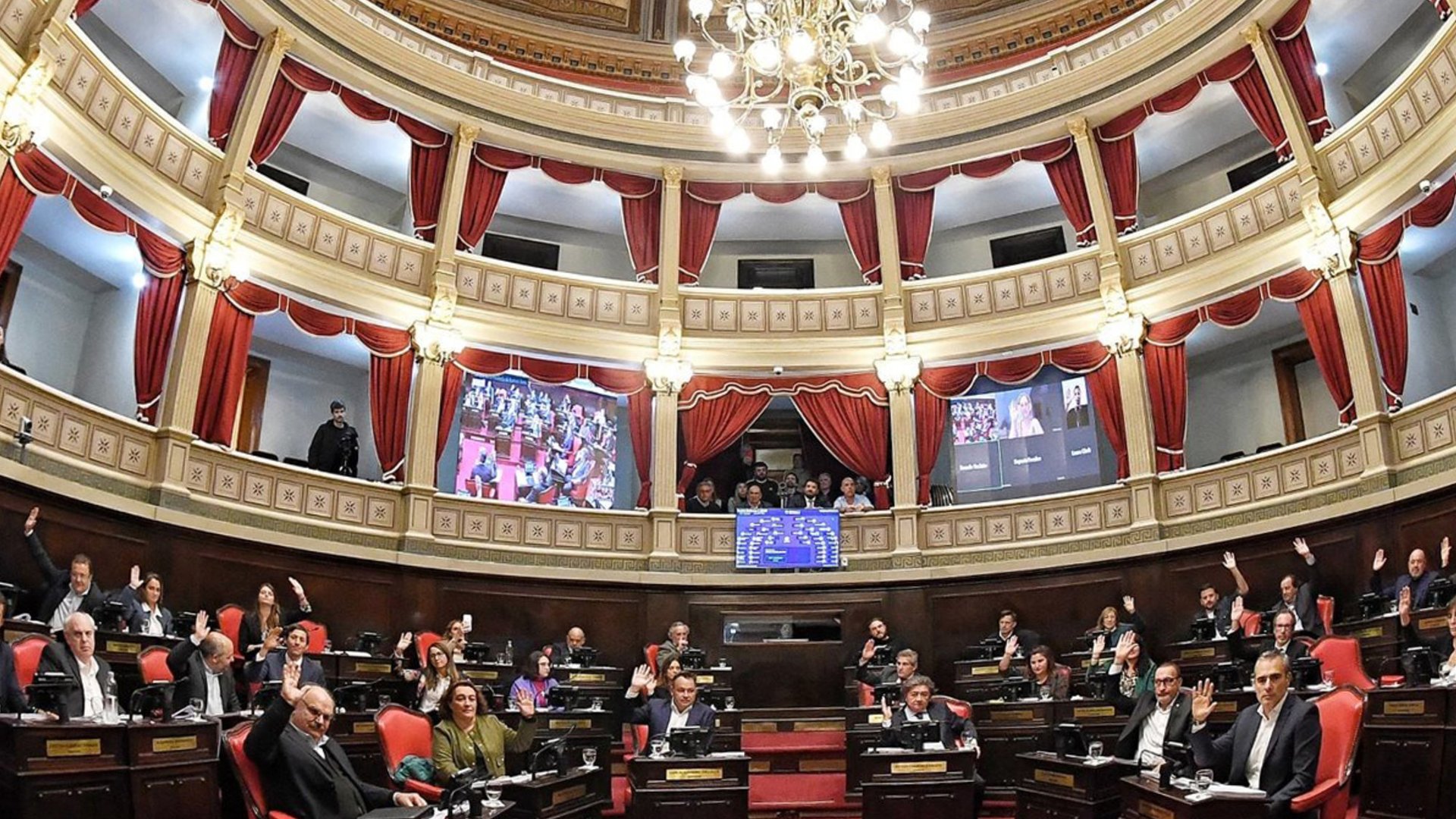 Con gritos, cruces y cortes de micrófono, la interna del PJ se coló en la primera sesión del año en el Senado bonaerense