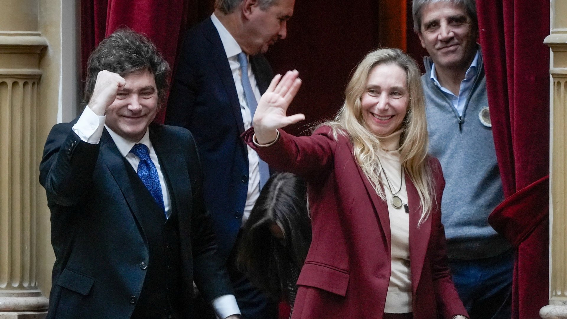 Cuáles son las 8 privatizaciones con las que el Gobierno prevé juntar US$ 2.000 millones hasta fin de año para pagar deuda