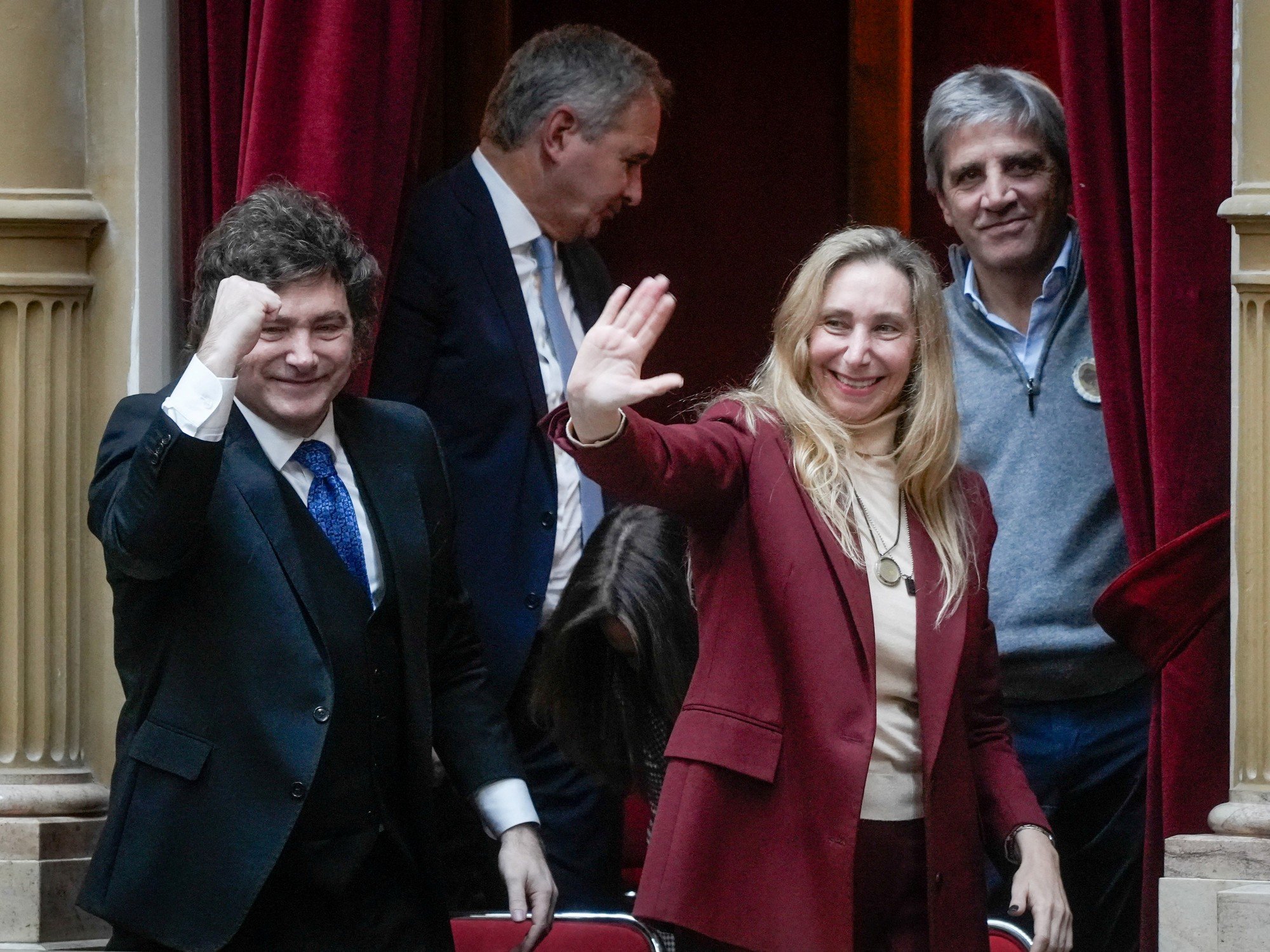 Cuáles son las 8 privatizaciones con las que el Gobierno prevé juntar US$ 2.000 millones hasta fin de año para pagar deuda