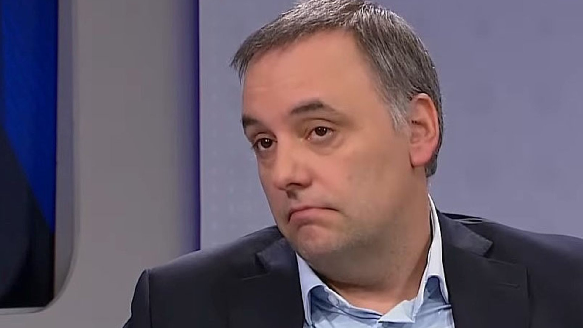 Manuel Adorni mudó a su madre a un country de Berazategui luego de que aparecieran carteles en su contra frente a su domicilio