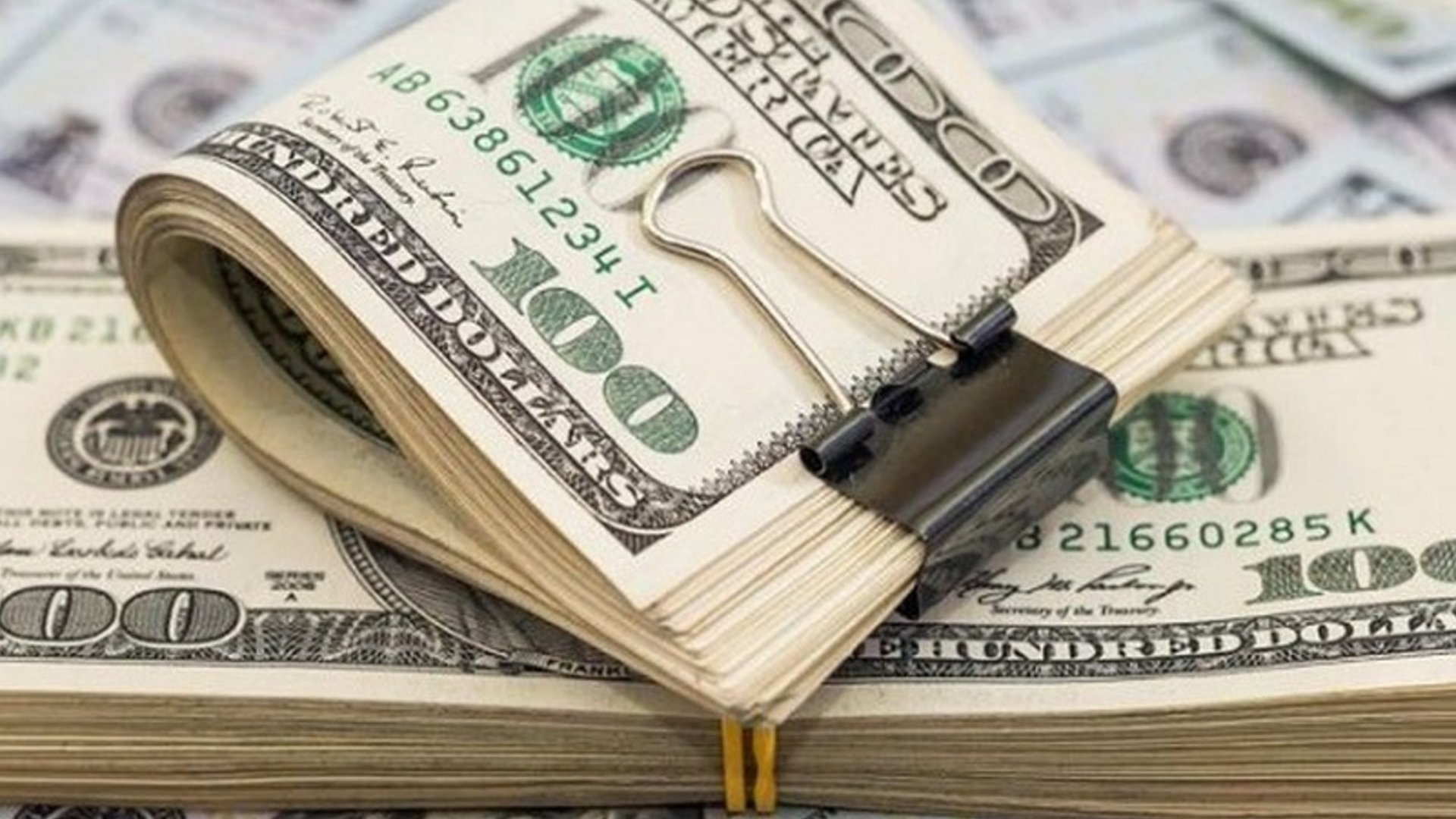 El dólar llegó a los $ 1.500 en algunos bancos: el BCRA compra menos, opera en futuros y vende bonos para contener la suba