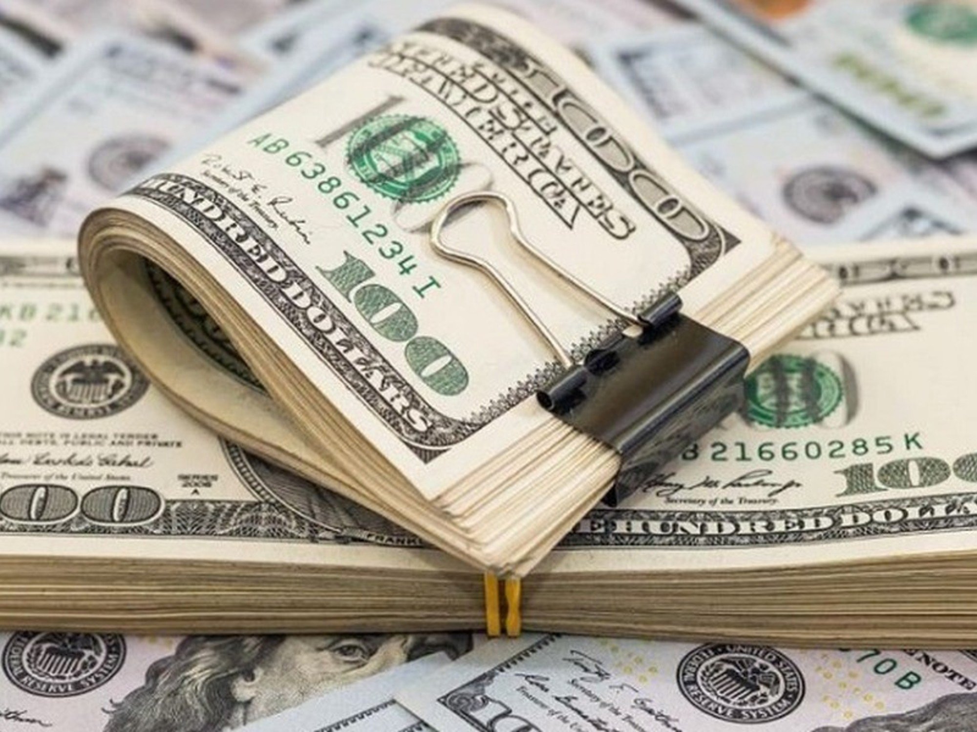 El dólar llegó a los $ 1.500 en algunos bancos: el BCRA compra menos, opera en futuros y vende bonos para contener la suba