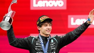 Kimi Antonelli, el chico de oro de la Fórmula 1, no para de celebrar: otra vez en lo más alto del podio, junto a dos leyendas
