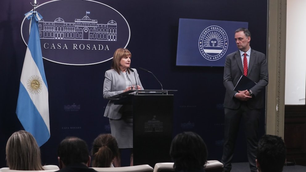 Tras las críticas, Bullrich y Adorni se vieron las caras en la mesa política: la trastienda de una reunión tensa