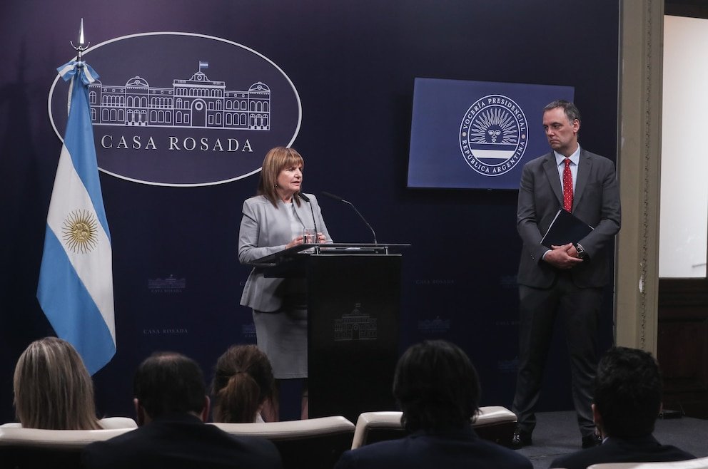Tras las críticas, Bullrich y Adorni se vieron las caras en la mesa política: la trastienda de una reunión tensa