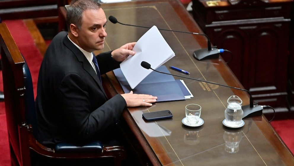 La oposición convocó a una sesión especial en Diputados y busca votos para una moción de censura contra Adorni