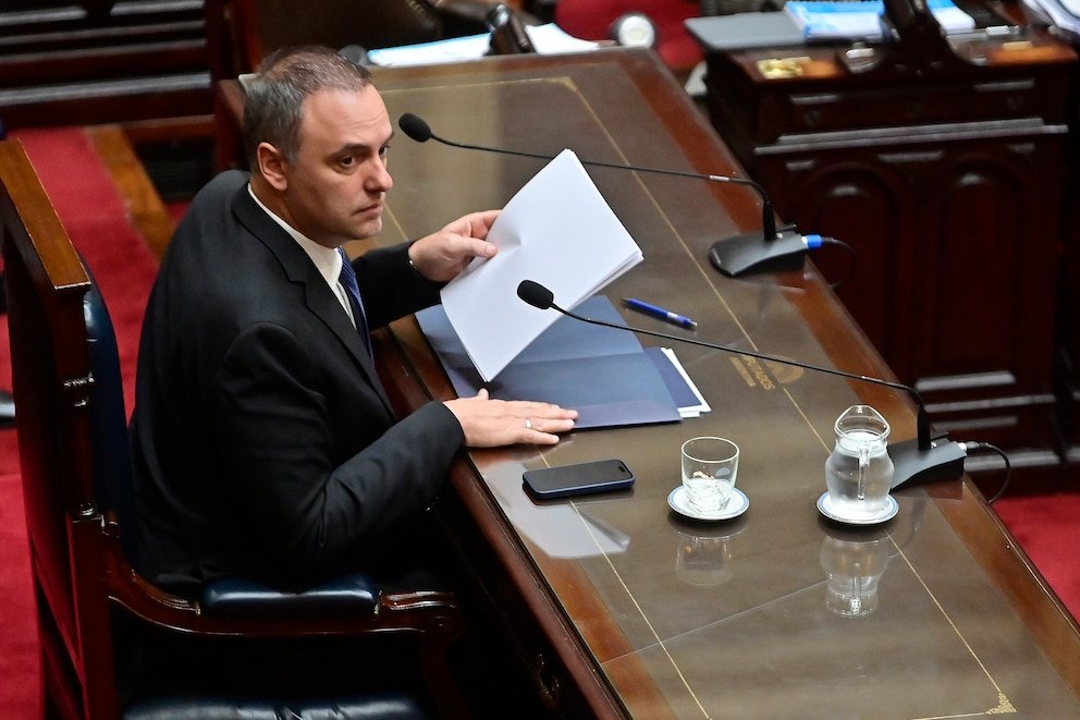 La encuesta que mira un sector del Gobierno sobre la situación de Manuel Adorni y las figuras que empiezan a crecer