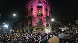 Imagen inédita de Cristina Kirchner: su departamento se “transformó” en la Casa Rosada y salió a saludar a la militancia