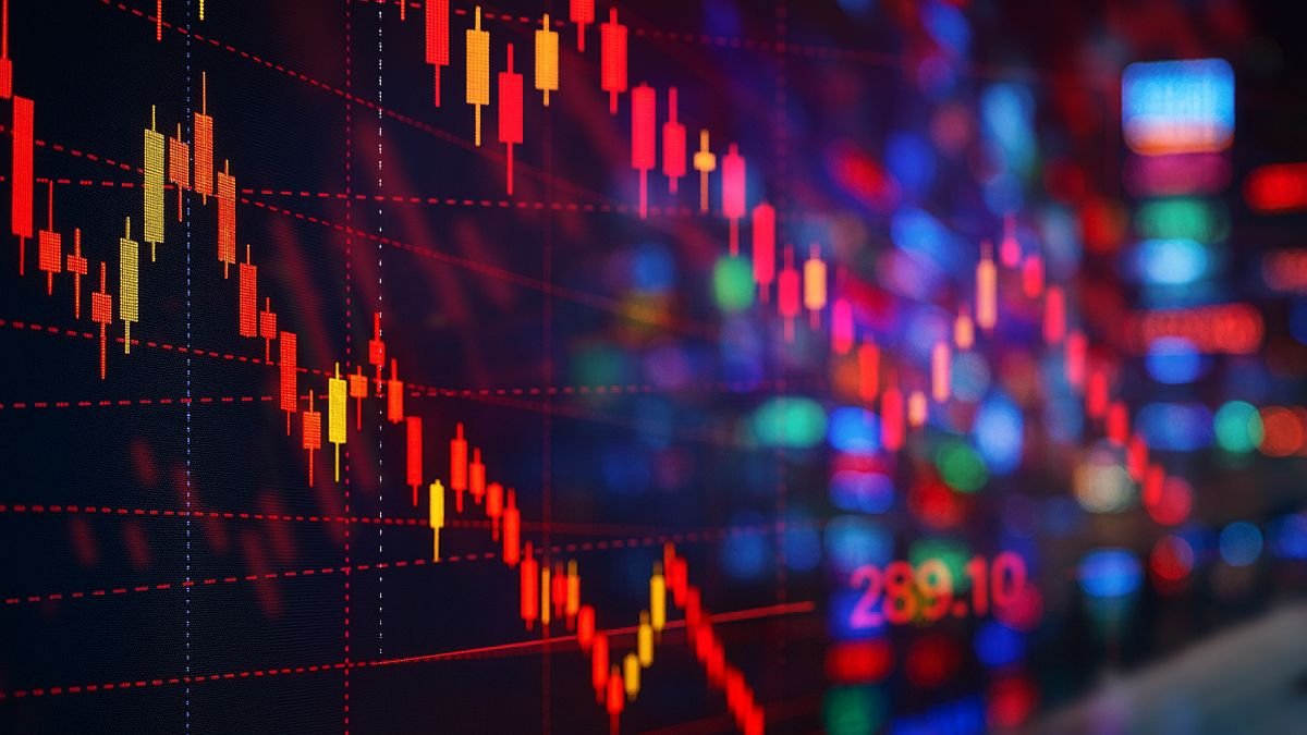 Los bonos avanzan y el riesgo país sigue en mínimos de ocho años, pero el S&P Merval cae