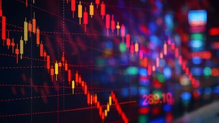 Los bonos avanzan y el riesgo país sigue en mínimos de ocho años, pero el S&P Merval cae