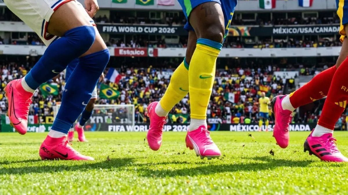 Por qué los botines rosas y fucsias dominan el Mundial 2026