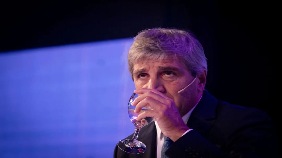 Caputo evitó salir a Wall Street y consiguió dólares para pagar la deuda a un costo menor