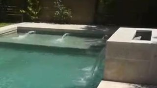 Así es la cascada que Manuel Adorni instaló en la pileta de su casa de country