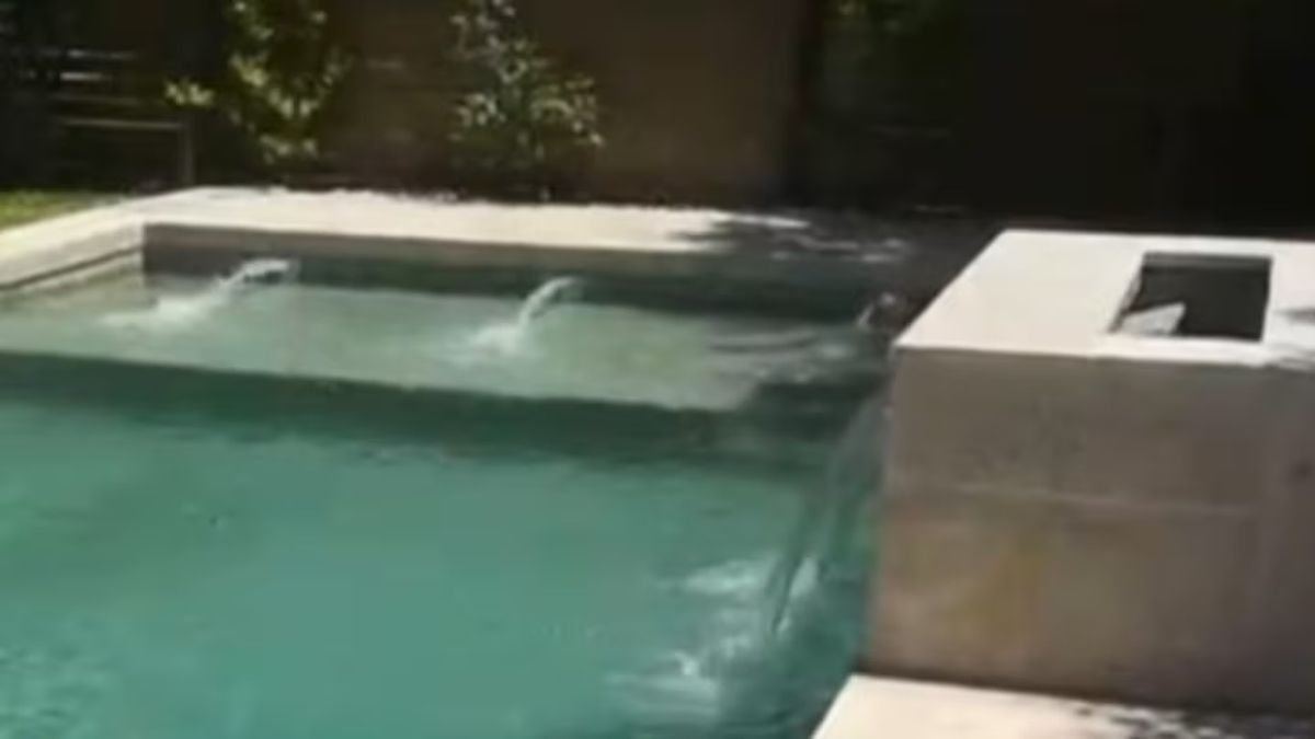 Así es la cascada que Manuel Adorni instaló en la pileta de su casa de country