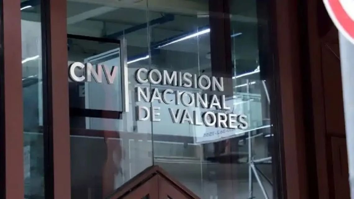 El Gobierno flexibilizó el acceso al dólar financiero para agentes de Bolsa en una nueva medida de la CNV