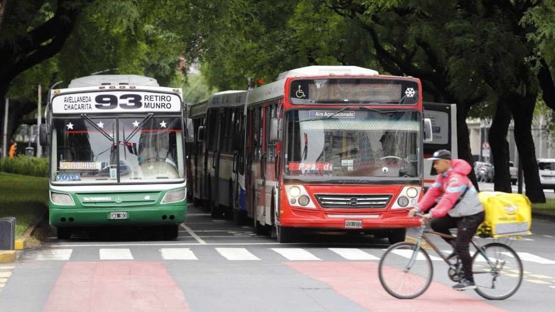 Cronograma de servicios para el 25 de mayo: horarios de colectivos, trenes y subtes por el feriado nacional
